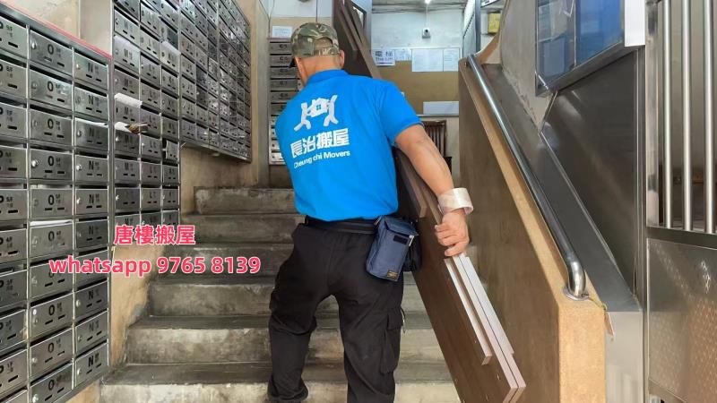 專業搬運師傅在大廈內搬運傢俬